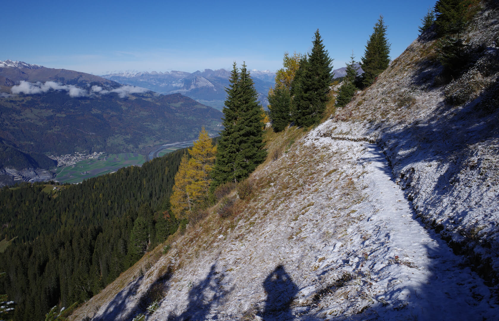 Verschneiter Hangweg