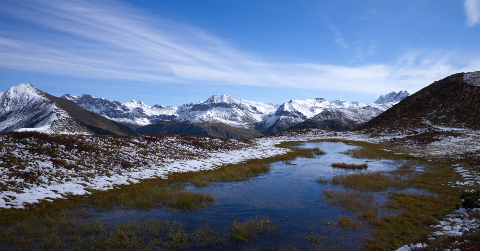 Gefrorener Bergsee