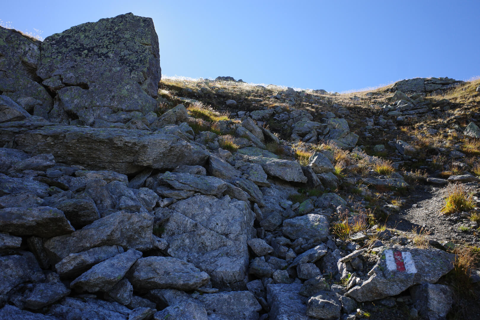 Weg durch Geröll