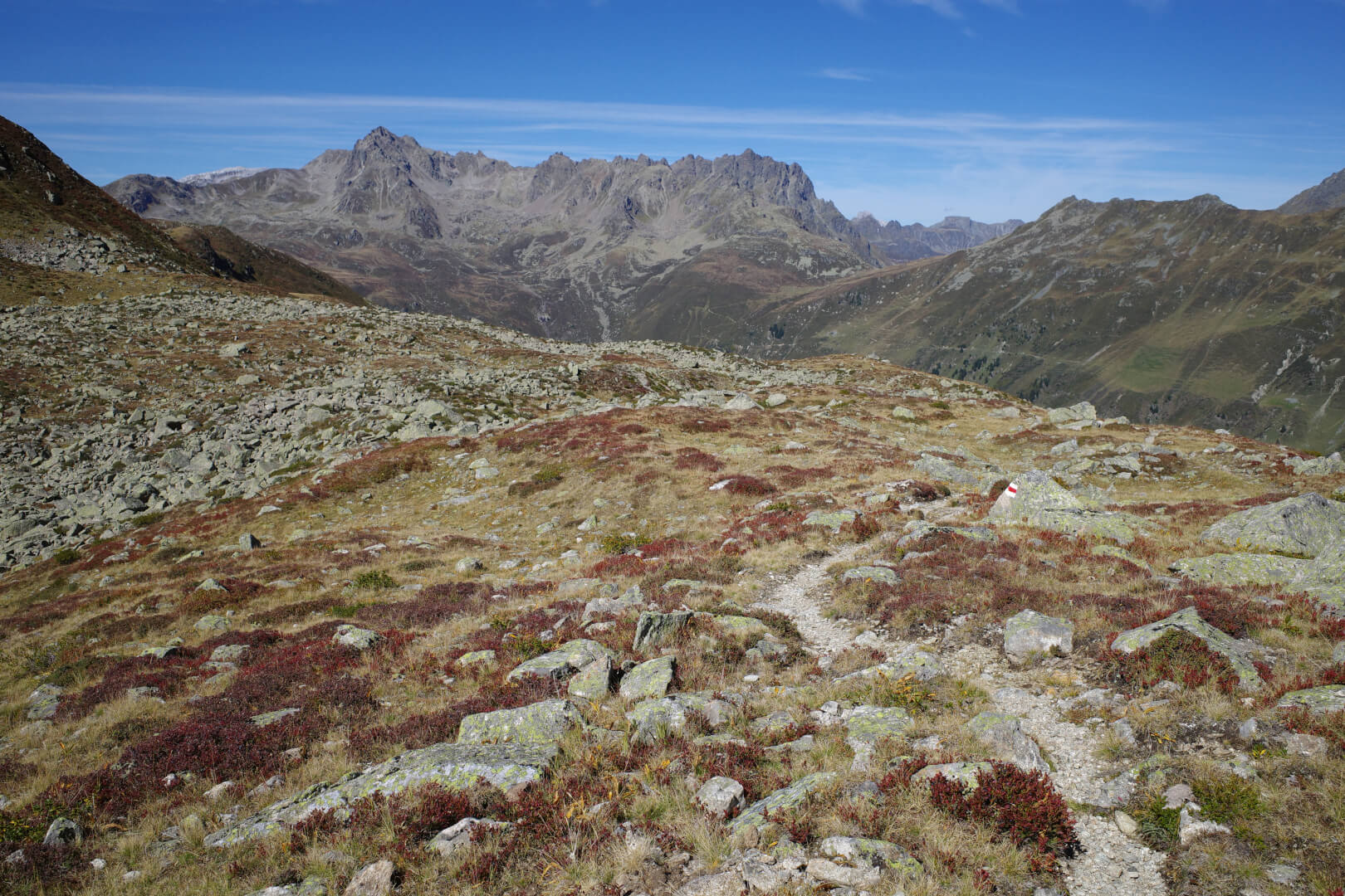 Weg über Wiese mit Steinen