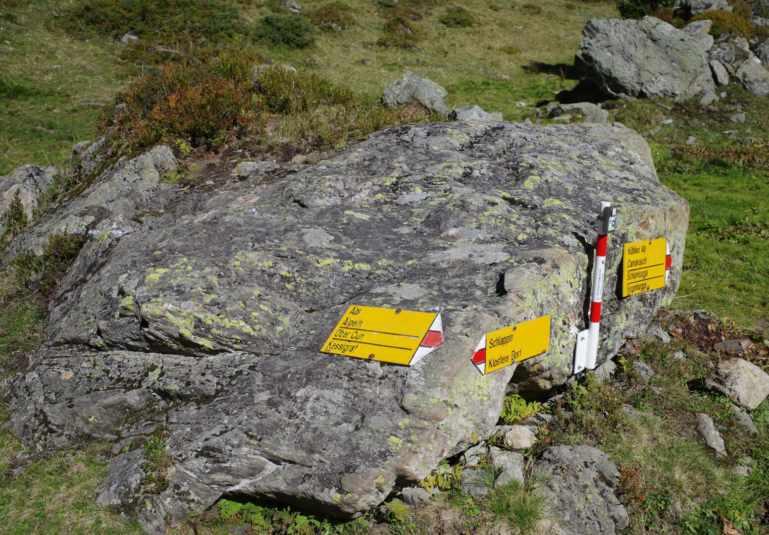 Wegweiser an Felsen