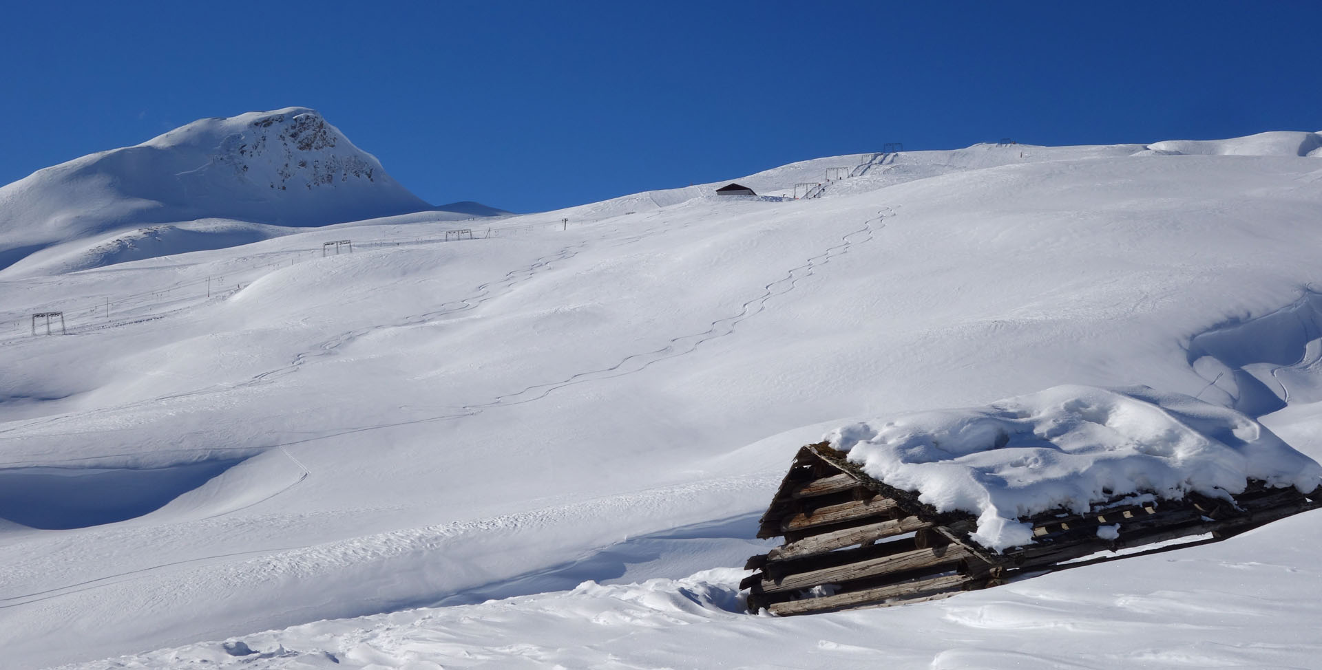 Heuschober im Schnee