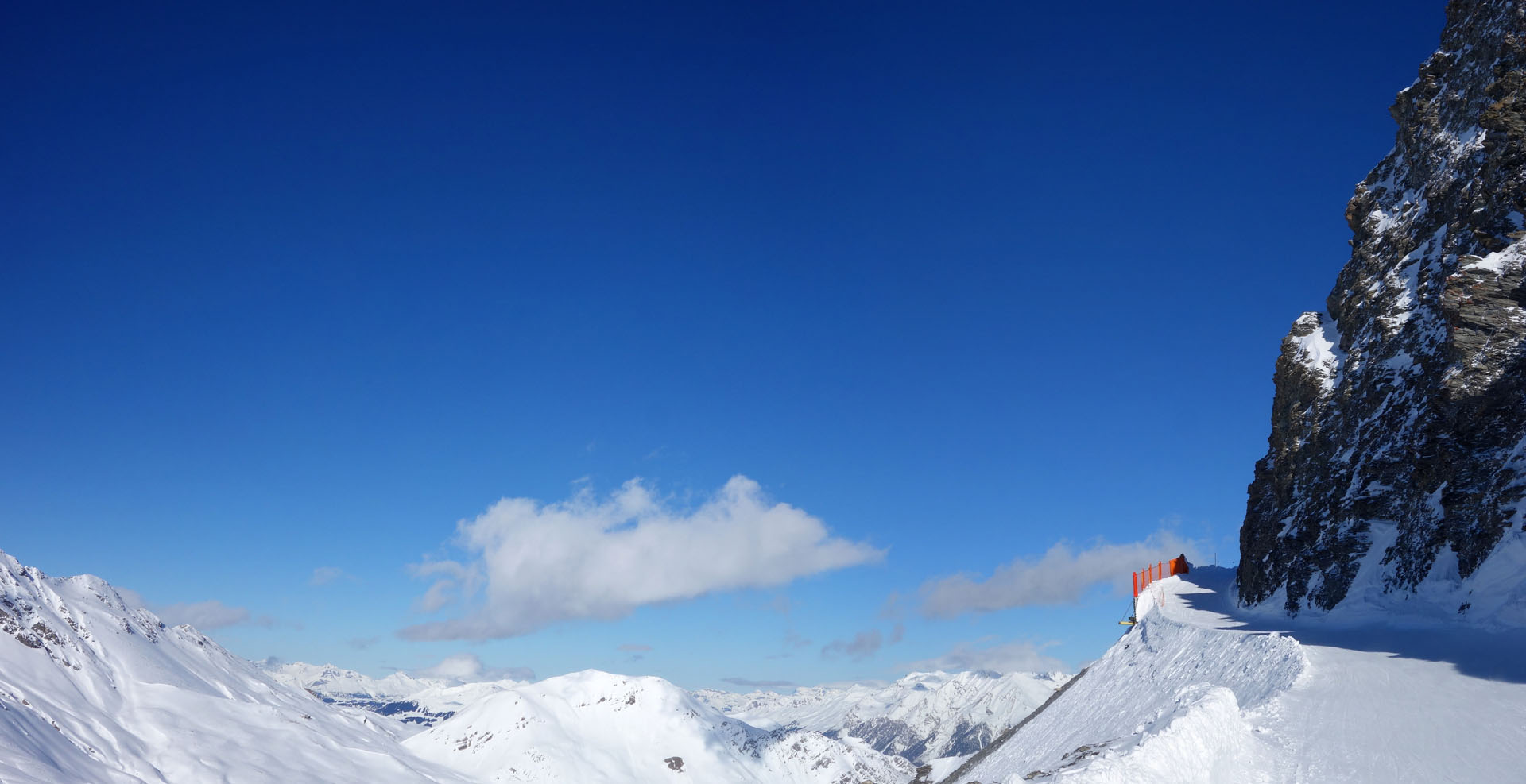 Skipiste an Felswand