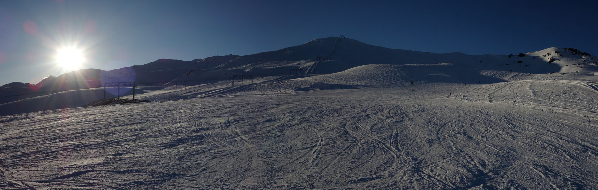 Skipiste im Sonnenuntergang