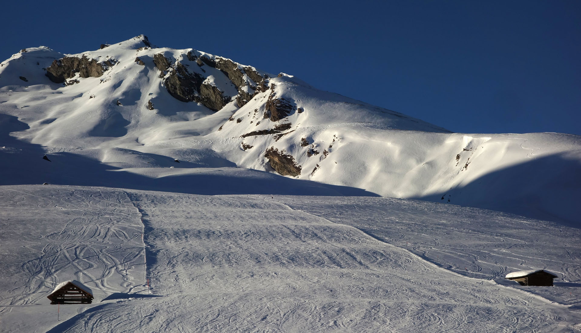 Skipiste zwischen zwei Hütten