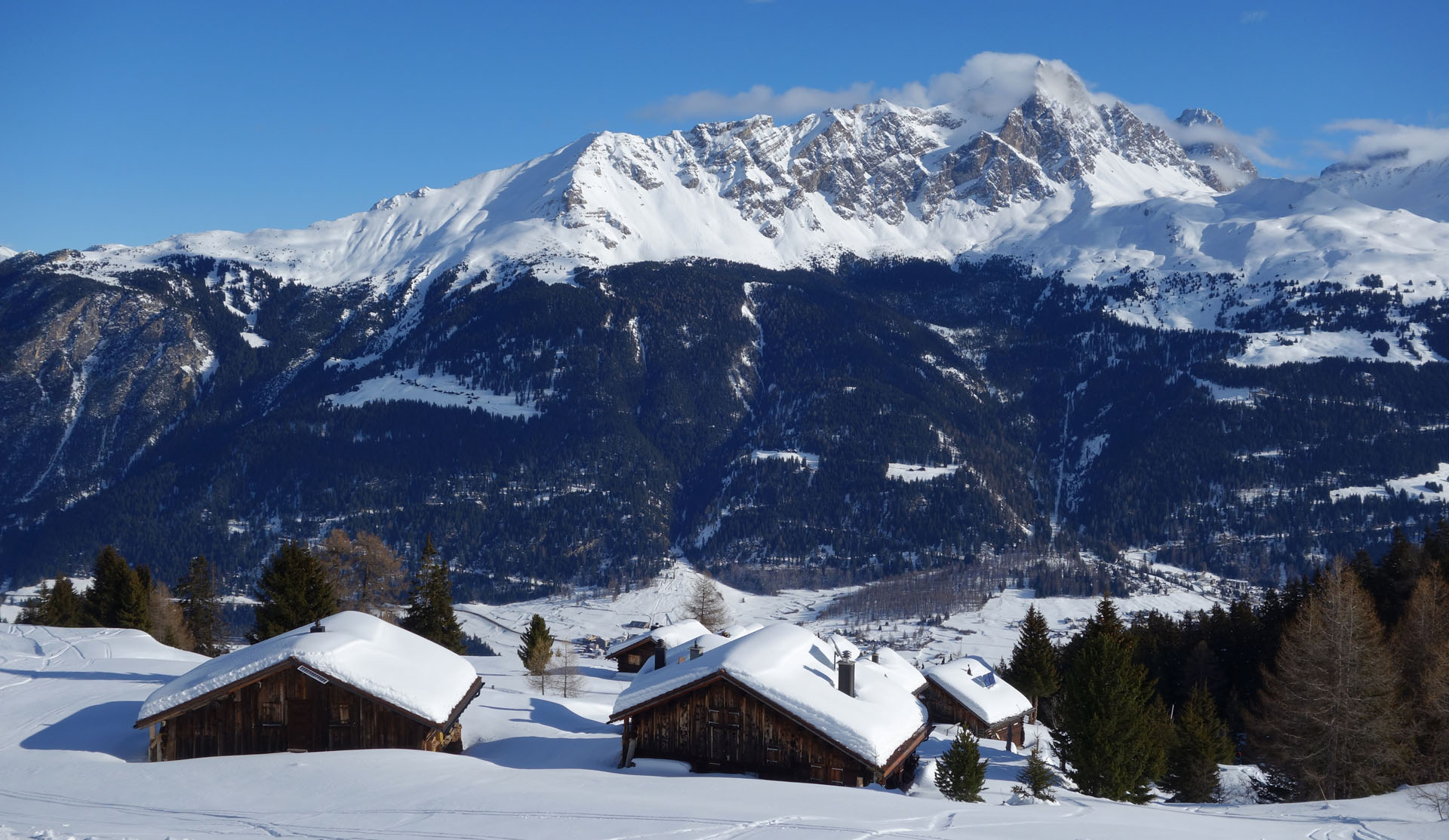 Verschneite Alp Siedlung