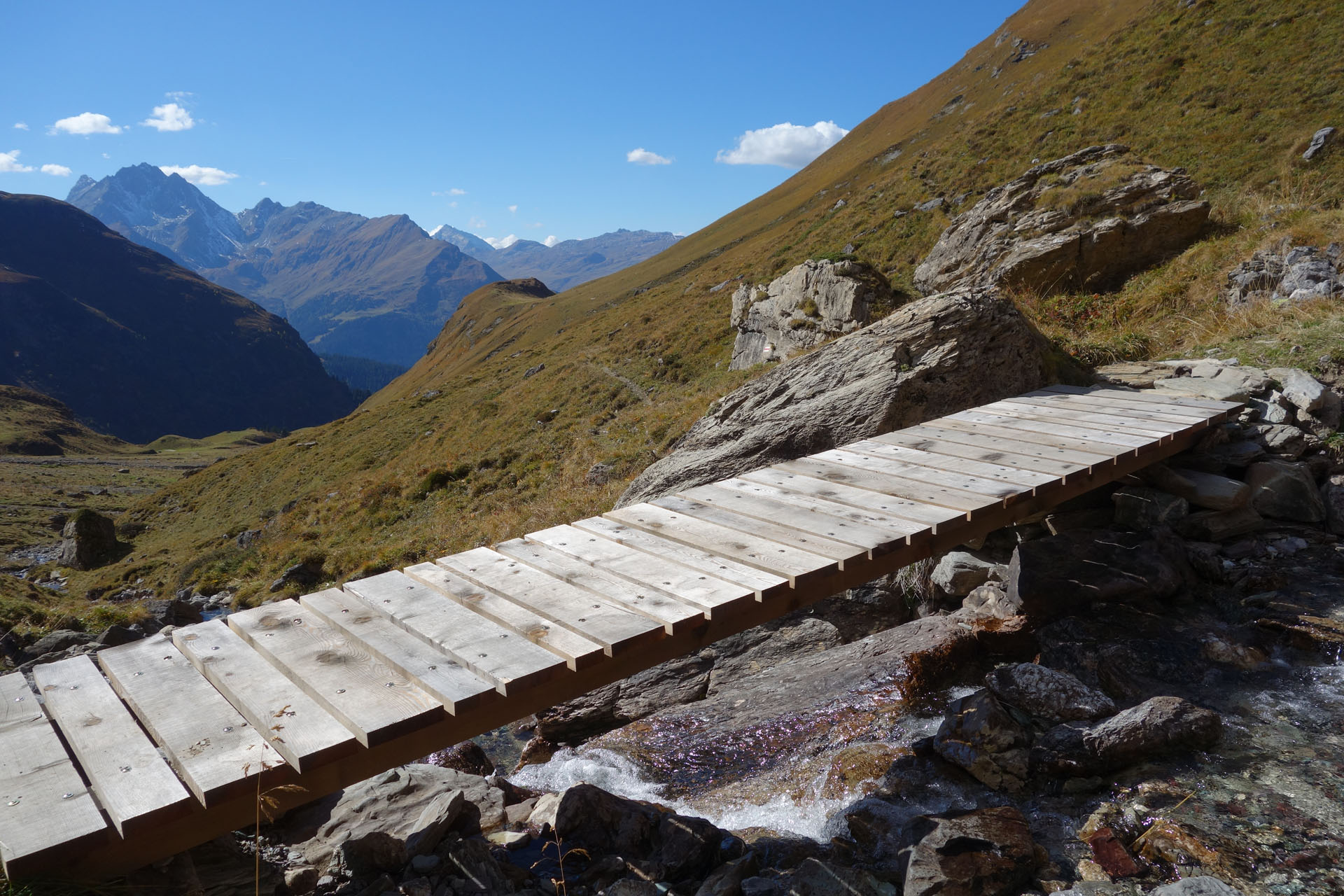 Holzbrücke über Gebirgsbach