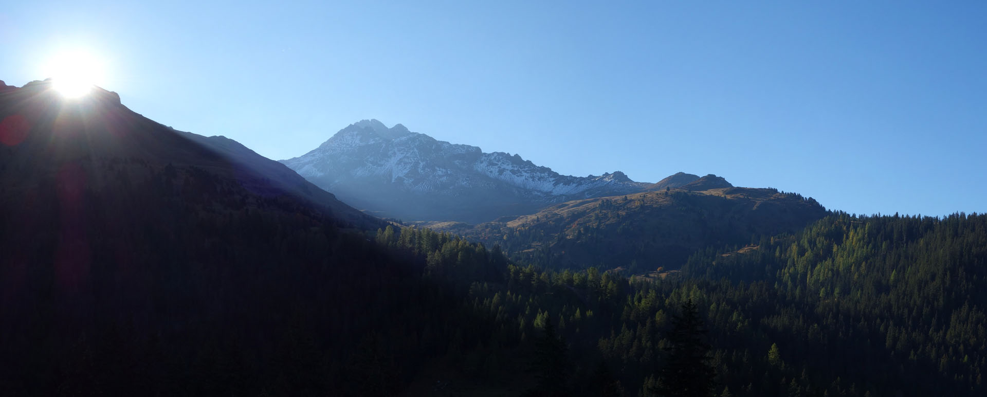 Sonne über Berggipfel