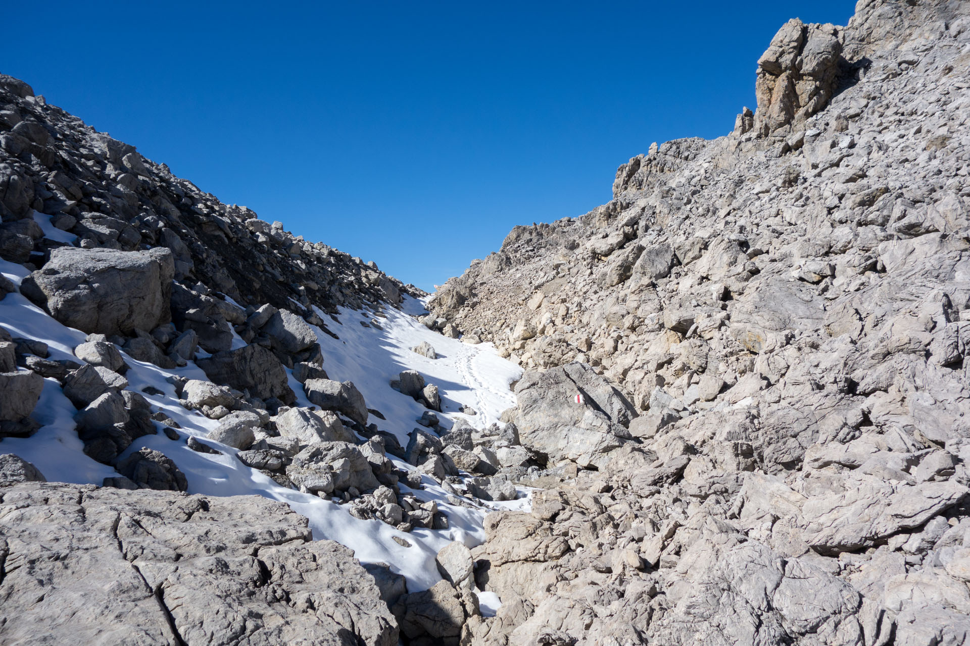 Weg durch Fels und Schnee