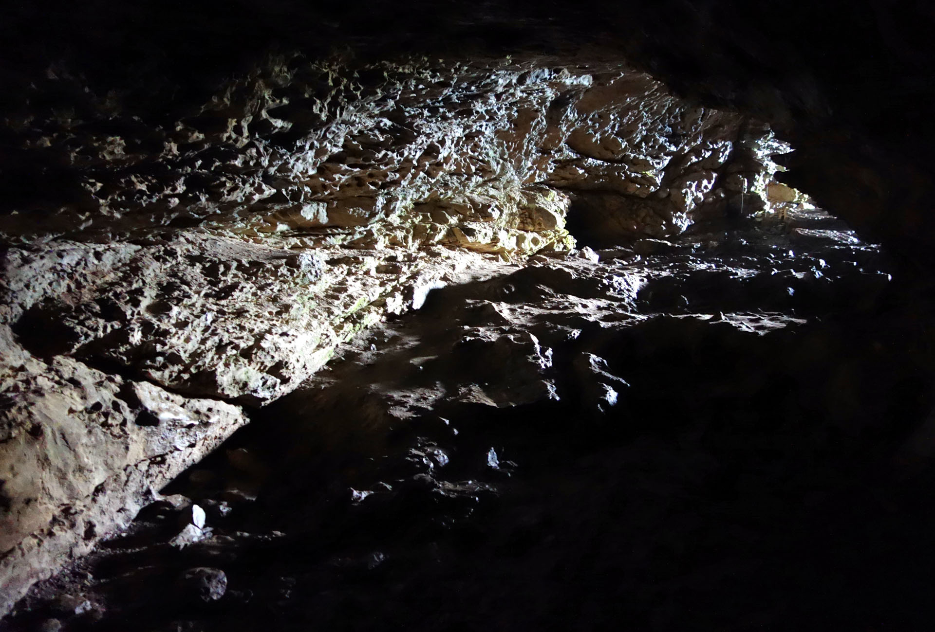 Lichtschein in Höhle