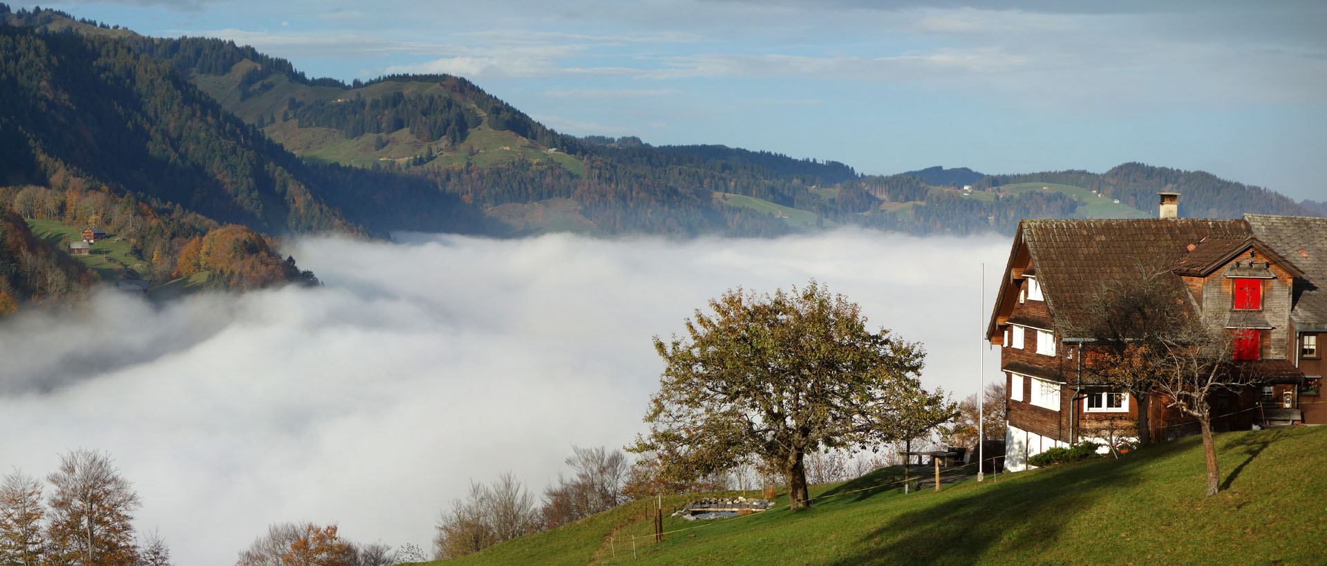 Bauernhaus vor Nebelmeer