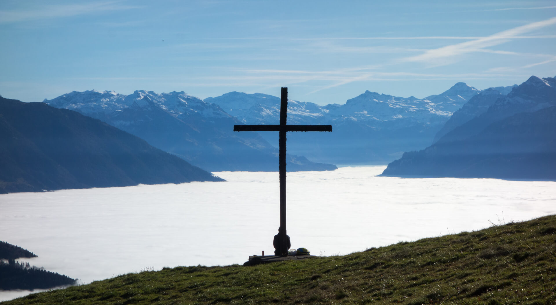 Gipfelkreuz vor Nebelmeer