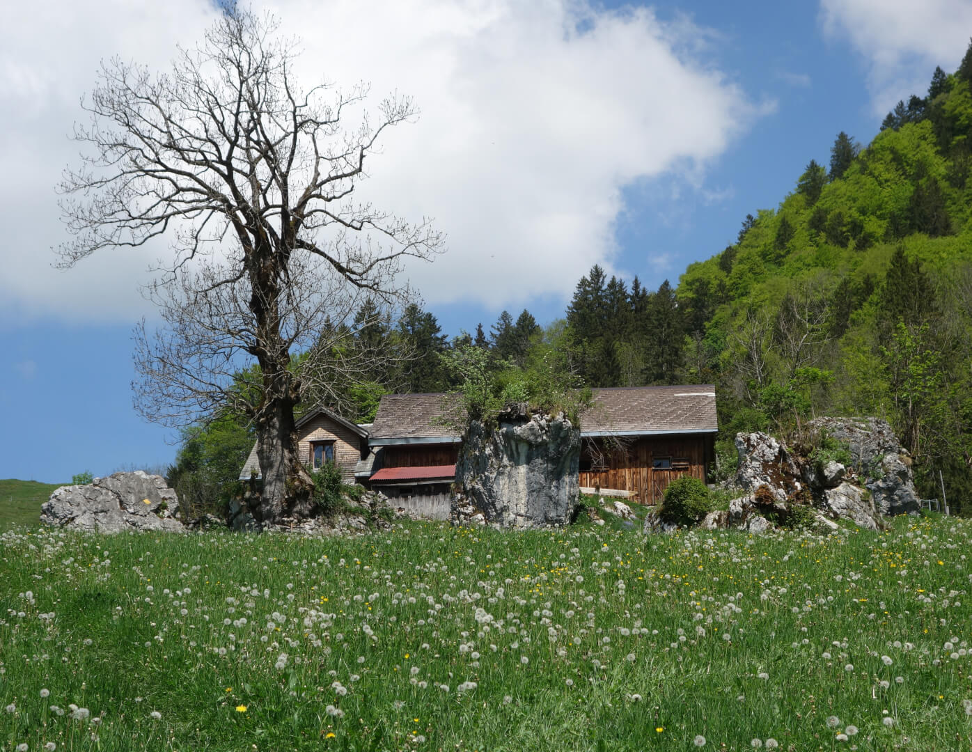 Hütte zwischen Felsen