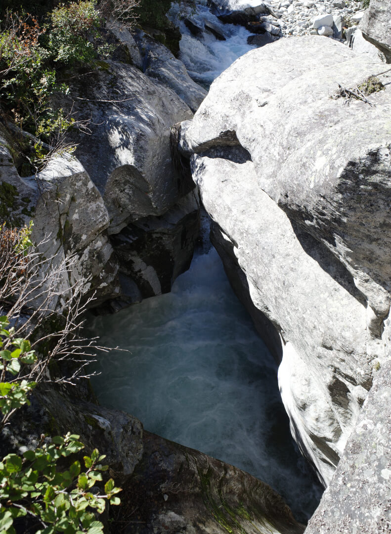 Rauschender Bach durch Felsen