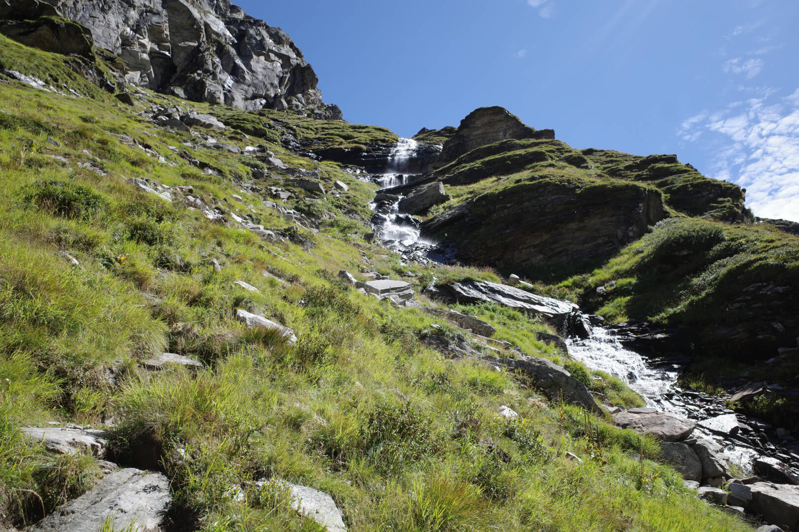 Weg an Wasserfall