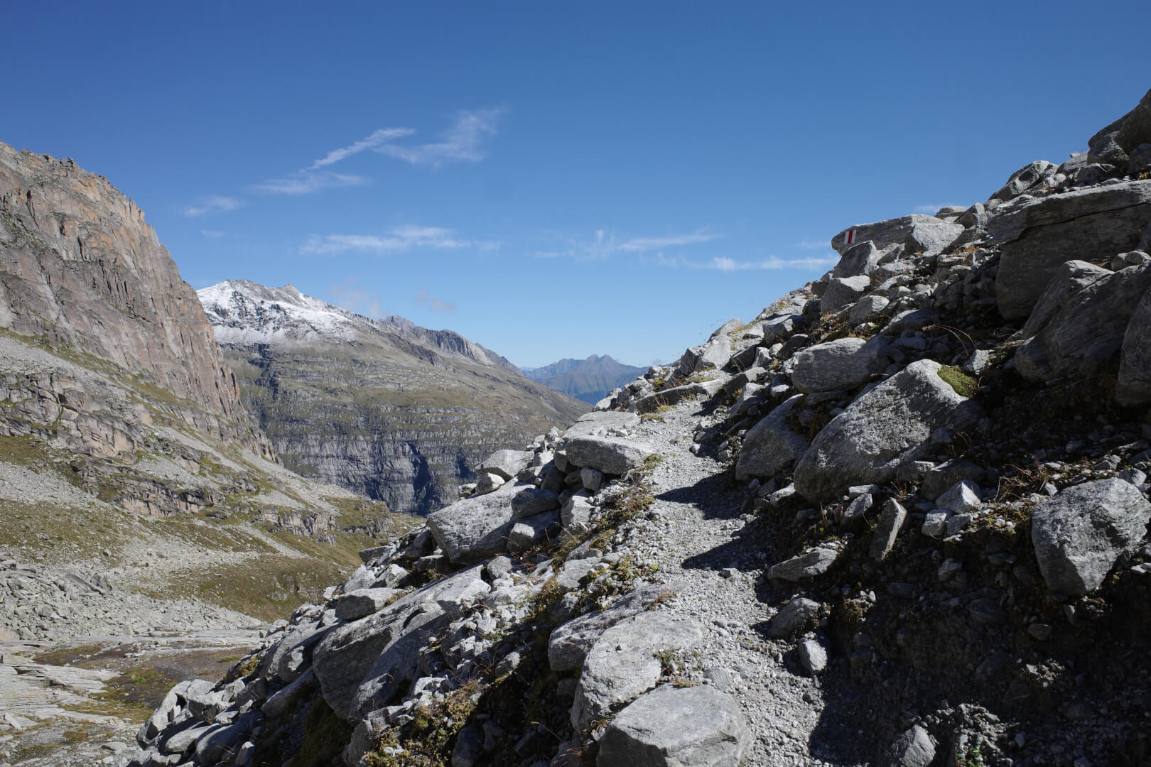 Weg durch Fels
